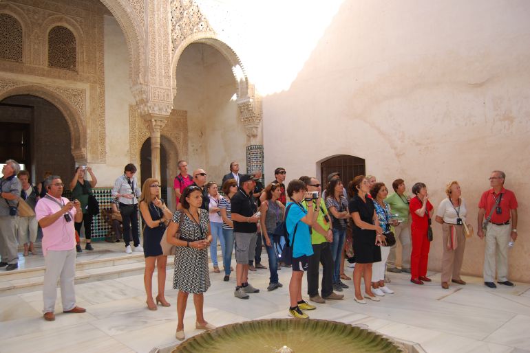 Visitantes pasean por la Alhambra de Granada. Visitantes pasean por la Alhambra de Granada.