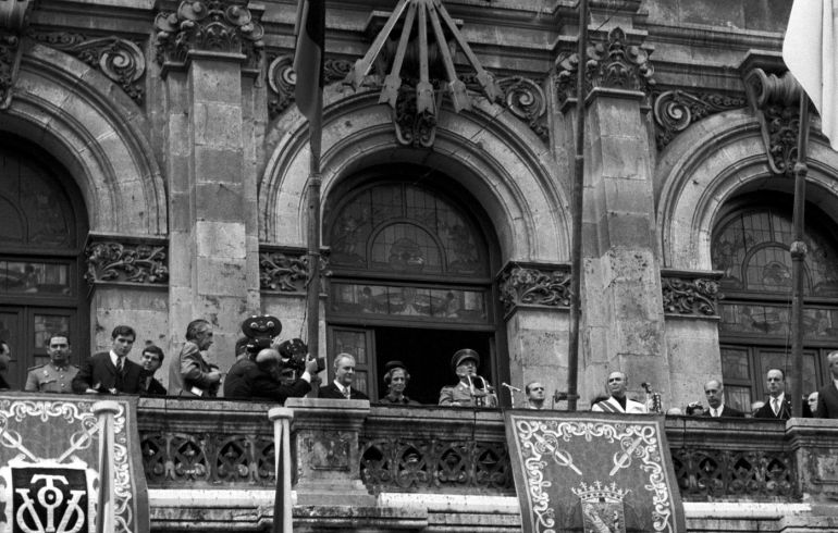 Francisco Franco en el balcón del Ayuntamiento de Valladolid en 1939