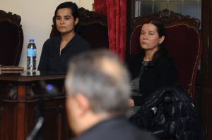 Monserrat González (d), autora confesa del asesinato de Isabel Carrasco, y su hija Triana Martinez escuchan la declaración de su marido y padre, el inspector de Policía Pablo Antonio Martínez. Monserrat González (d), autora confesa del asesinato de Isabel Carrasco, y su hija Triana Martinez escuchan la declaración de su marido y padre, el inspector de Policía Pablo Antonio Martínez.