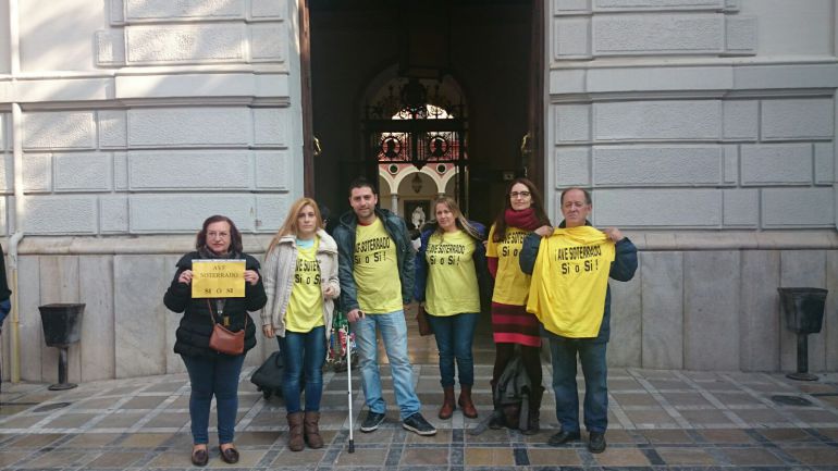 Miembros de la 'Marea Amarilla', que pide un AVE soterrado a la entrada a Granada, se preparan para acudir al pleno municipal. Miembros de la 'Marea Amarilla', que pide un AVE soterrado a la entrada a Granada, se preparan para acudir al pleno municipal.