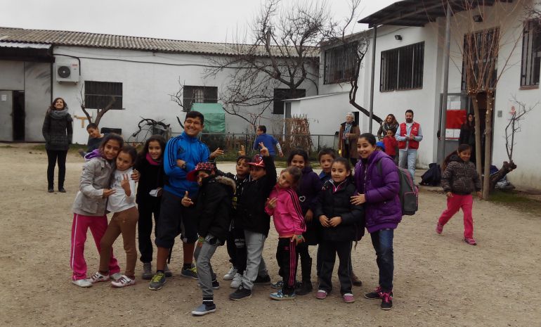 Varios de los niños del programa sonríen frente a 'la fábrica' Varios de los niños del programa sonríen frente a 'la fábrica'