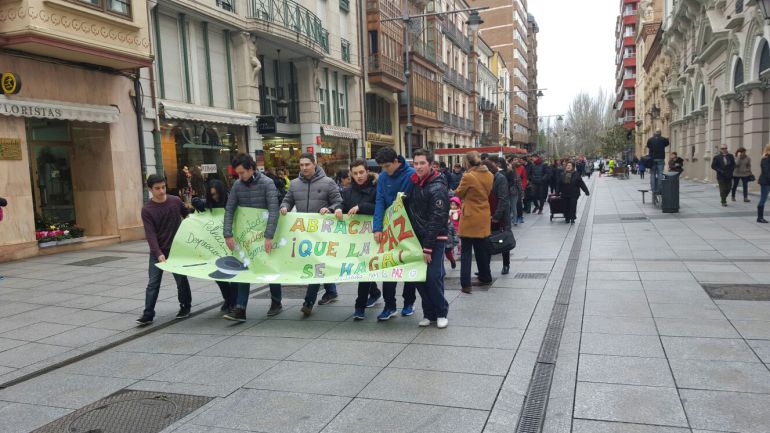 La Comunidad Educativa del Colegio Filipense "Blanca de Castilla" se manifiesta a favor de la paz La Comunidad Educativa del Colegio Filipense "Blanca de Castilla" se manifiesta a favor de la paz