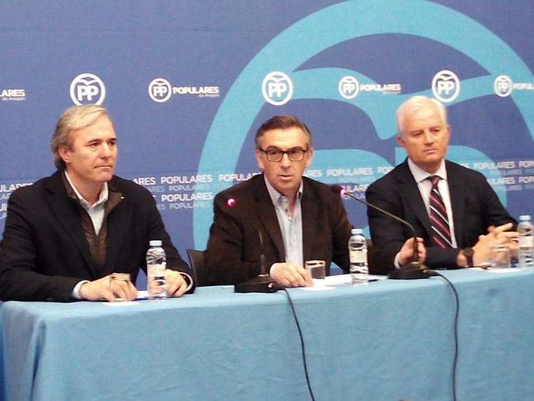 De izquierda a derecha, Jorge Azcón, Luis María Beamonte y Eloy Suárez, tras el Comité Ejecutivo Provincial De izquierda a derecha, Jorge Azcón, Luis María Beamonte y Eloy Suárez, tras el Comité Ejecutivo Provincial