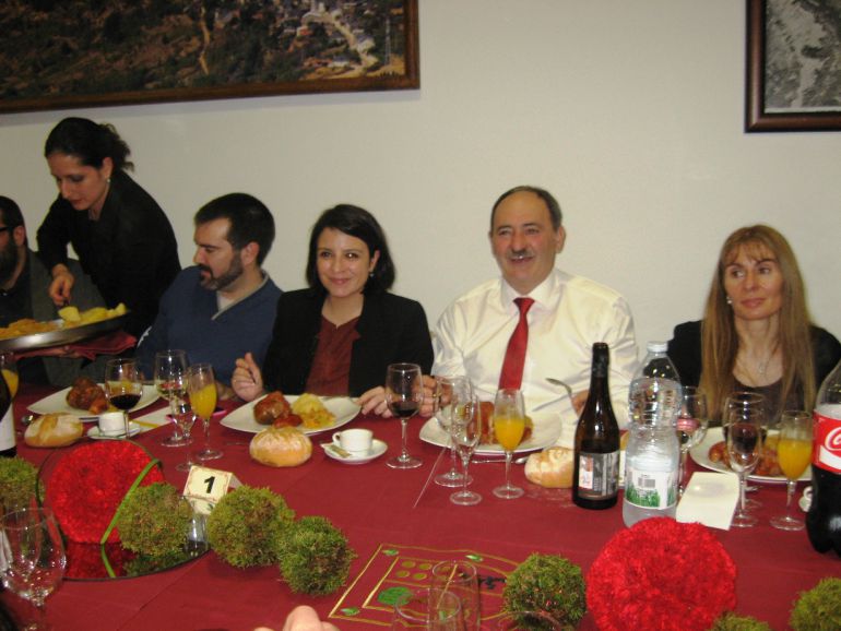 La mantenderora en la mesa presidencial junto al resto de comensales La mantenderora en la mesa presidencial junto al resto de comensales