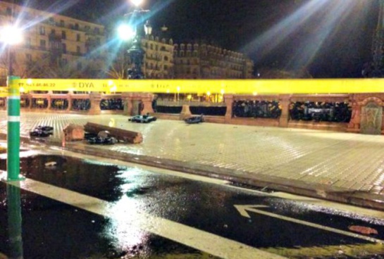 El fuerte oleaje ha arrancado parte de la barandilla de piedra del puente de María Cristina. El fuerte oleaje ha arrancado parte de la barandilla de piedra del puente de María Cristina.