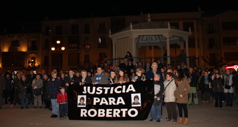 Concentración en la Plaza de Navarra, pidiendo justicia para Roberto. Concentración en la Plaza de Navarra, pidiendo justicia para Roberto.