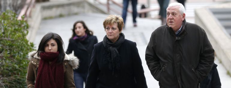 La Audiencia Provincial reanuda el juicio por la tragedia del Madrid Arena con las comparecencias de los familiares de las victimas que serán los primeros testigos en declarar en la vista oral. En la foto,Isabel de la Fuente,c, madre de Cristina Arce, fallecida junto con otras cuatro jóvenes, su hermana y su padre a su llegada a la sede de la Audiencia.Los tres familiares de las víctimas del Madrid Arena han señalado hoy en el juicio que tres años después de la tragedia aun siguen bajo tratamiento psicológico, y han reclamado las indemnizaciones que pide la Fiscalía que oscilan entre los 173.990 para los padres y 164.500 euros para los hermanos. La Audiencia Provincial reanuda el juicio por la tragedia del Madrid Arena con las comparecencias de los familiares de las victimas que serán los primeros testigos en declarar en la vista oral. En la foto,Isabel de la Fuente,c, madre de Cristina Arce, fallecida junto con otras cuatro jóvenes, su hermana y su padre a su llegada a la sede de la Audiencia.Los tres familiares de las víctimas del Madrid Arena han señalado hoy en el juicio que tres años después de la tragedia aun siguen bajo tratamiento psicológico, y han reclamado las indemnizaciones que pide la Fiscalía que oscilan entre los 173.990 para los padres y 164.500 euros para los hermanos.