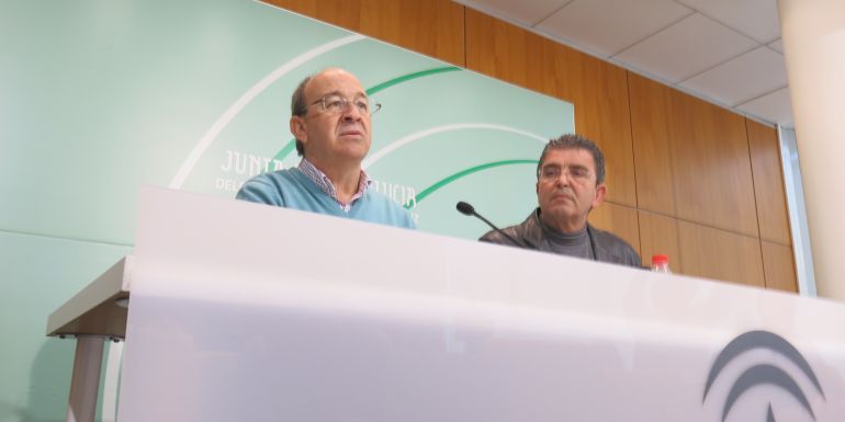 Andrés Rabadán, jefe de Salud Pública, y Manuel Herrera, delegado de Salud, durante su comparecencia pública. Andrés Rabadán, jefe de Salud Pública, y Manuel Herrera, delegado de Salud, durante su comparecencia pública.
