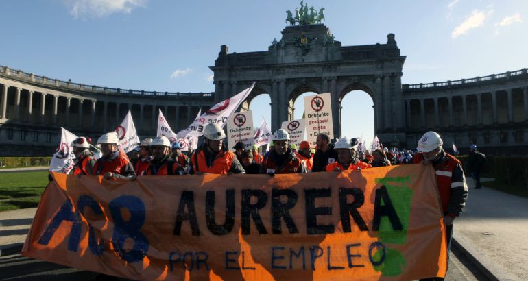 Trabajadores del acero de toda Europa, durante la manifestación convocada por la alianza de la industria del acero AEGIS Europe y la Organización Europea de la Industria del Acero (Eurofer), hoy en Bruselas, ha reunido a unas 5.000 personas y 15 consejeros delegados para instar a la Unión Europea (UE) a no conceder el estatus de economía de mercado a China para evitar la pérdida de unos 3,5 millones de empleos. Trabajadores del acero de toda Europa, durante la manifestación convocada por la alianza de la industria del acero AEGIS Europe y la Organización Europea de la Industria del Acero (Eurofer), hoy en Bruselas, ha reunido a unas 5.000 personas y 15 consejeros delegados para instar a la Unión Europea (UE) a no conceder el estatus de economía de mercado a China para evitar la pérdida de unos 3,5 millones de empleos.