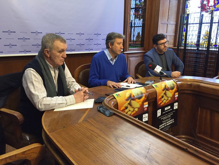 El delegado de Deportes, Pedro Alegre, junto con Juanjo Aldako, presidente de Kurpil Kirolak y José Ángel Balanza "Gorostiza" de Asegarce