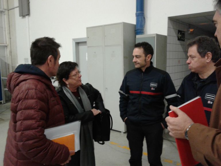 La consejera de Presidencia, Interior y Función Püblica, María José Beaumont y el jefe de Bomberos, Víctor Rubio, a su derecha, escuchan las explicaciones de bomberos del parque de Trinitarios en Pamplona La consejera de Presidencia, Interior y Función Püblica, María José Beaumont y el jefe de Bomberos, Víctor Rubio, a su derecha, escuchan las explicaciones de bomberos del parque de Trinitarios en Pamplona