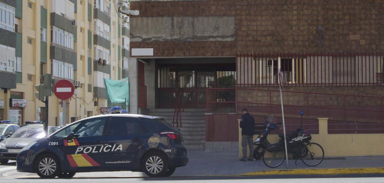 Fachada de la comisaría de Cádiz en la que declararán los afectados por salmonelosis Fachada de la comisaría de Cádiz en la que declararán los afectados por salmonelosis