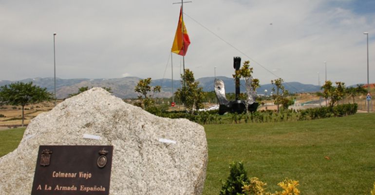 Rotonda y Monumento a la Armada Española, ubicada en la Avenida de Adolfo Suárez en Colmenar Viejo Rotonda y Monumento a la Armada Española, ubicada en la Avenida de Adolfo Suárez en Colmenar Viejo