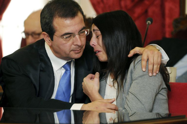 En la imagen, la policía Raquel Gago es consolada por su abogado Fermin Guerrero, hoy tras la lectura del veredicto por parte del jurado. E En la imagen, la policía Raquel Gago es consolada por su abogado Fermin Guerrero, hoy tras la lectura del veredicto por parte del jurado. E