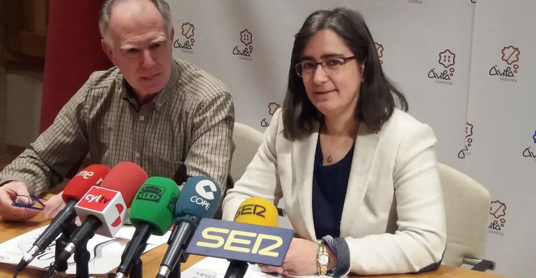 La teniente de alcalde de Cultura, Sonsoles Sánchez Reyes, con uno de los ponentes, el pintor abulense, Juan Antonio Piedrahita La teniente de alcalde de Cultura, Sonsoles Sánchez Reyes, con uno de los ponentes, el pintor abulense, Juan Antonio Piedrahita