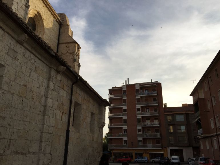 Imagen del edificio con las antenas Imagen del edificio con las antenas