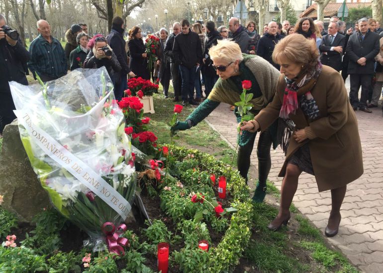 Natividad Rodríguez y Begoña Elorza durante la ofrenda floral Natividad Rodríguez y Begoña Elorza durante la ofrenda floral