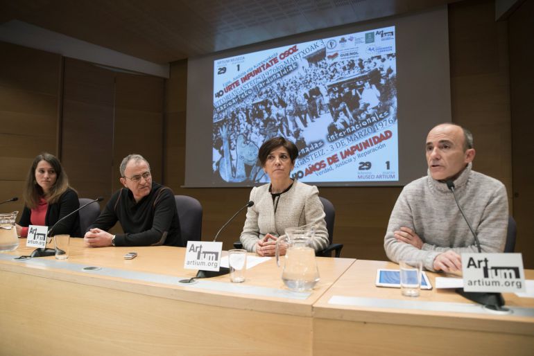Los europarlamentarios Izaskun Bilbao y Jon Juaristi, junto a los miembros de la Asociación 3 de marzo, Andoni Txasko y Nerea Martínez Los europarlamentarios Izaskun Bilbao y Jon Juaristi, junto a los miembros de la Asociación 3 de marzo, Andoni Txasko y Nerea Martínez