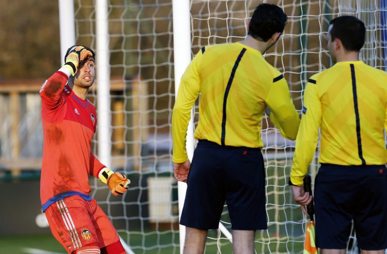 GRA546. LONDRES, Fotografía facilitada por el Valencia CF del portero del Valencia juvenil, Antonio Sivera, lamentándose tras la decisión del árbitro de no conceder gol en el lanzamiento de penalti de su compañero Alberto Gil y que ha supuesto la eliminación de su equipo ante el Chesea en la Liga de Campeones Juvenil. EFE, Lázaro de la Penya ***SOLO USO EDITORIAL*** GRA546. LONDRES, Fotografía facilitada por el Valencia CF del portero del Valencia juvenil, Antonio Sivera, lamentándose tras la decisión del árbitro de no conceder gol en el lanzamiento de penalti de su compañero Alberto Gil y que ha supuesto la eliminación de su equipo ante el Chesea en la Liga de Campeones Juvenil. EFE, Lázaro de la Penya ***SOLO USO EDITORIAL***