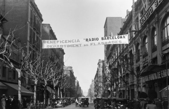 El carrer Casp de Barcelona durant una campanya benèfica de Ràdio Barcelona El carrer Casp de Barcelona durant una campanya benèfica de Ràdio Barcelona