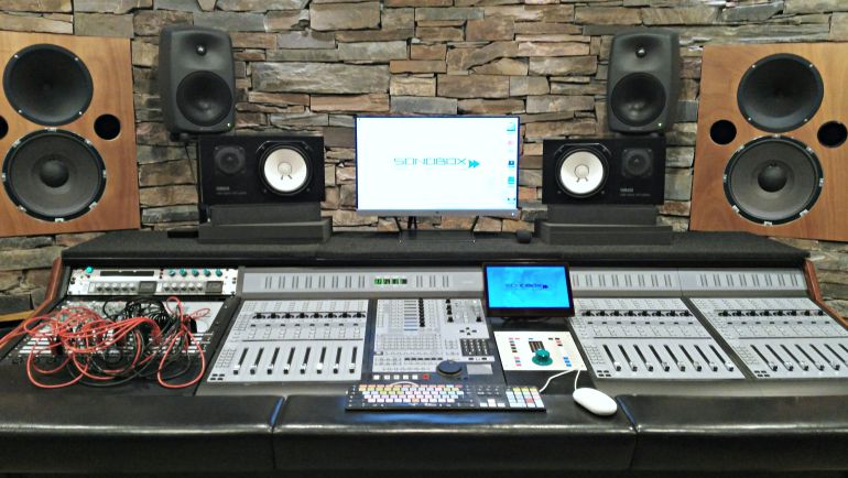 Mesa de mezclas de los Estudios SONOBOX Mesa de mezclas de los Estudios SONOBOX