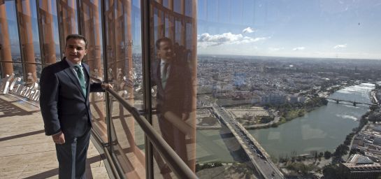 El director territorial de Andalucía Occidental de Caixabank, Rafael Herrador, tras un encuentro informativo organizado con los medios de comunicación desde arriba de la Torre Sevilla, de 108,5 metros de altura El director territorial de Andalucía Occidental de Caixabank, Rafael Herrador, tras un encuentro informativo organizado con los medios de comunicación desde arriba de la Torre Sevilla, de 108,5 metros de altura