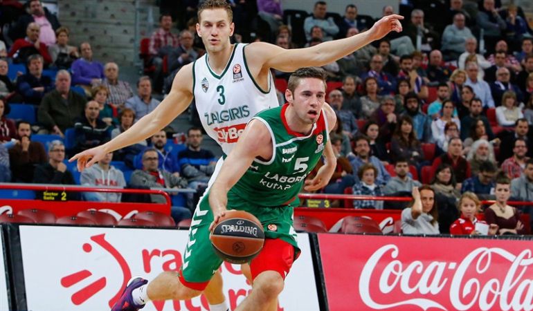 Fabien Causeur trata de superar la defensa de Vene en el partido contra Zalgiris. Fabien Causeur trata de superar la defensa de Vene en el partido contra Zalgiris.