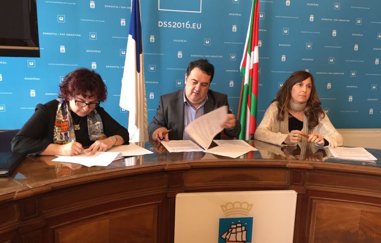 La vicerrectora de la UPV, Ana Arrieta, el concejal de Impulso Económico, Ernesto Gasco, y la representante de Fomento San Sebastian, Maite Ayestarán, en la comparecencia La vicerrectora de la UPV, Ana Arrieta, el concejal de Impulso Económico, Ernesto Gasco, y la representante de Fomento San Sebastian, Maite Ayestarán, en la comparecencia