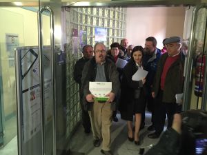 Miembros de la Plataforma de afectados por la ZEPA llegan con sus alegaciones a la Delegación de JCCM Miembros de la Plataforma de afectados por la ZEPA llegan con sus alegaciones a la Delegación de JCCM