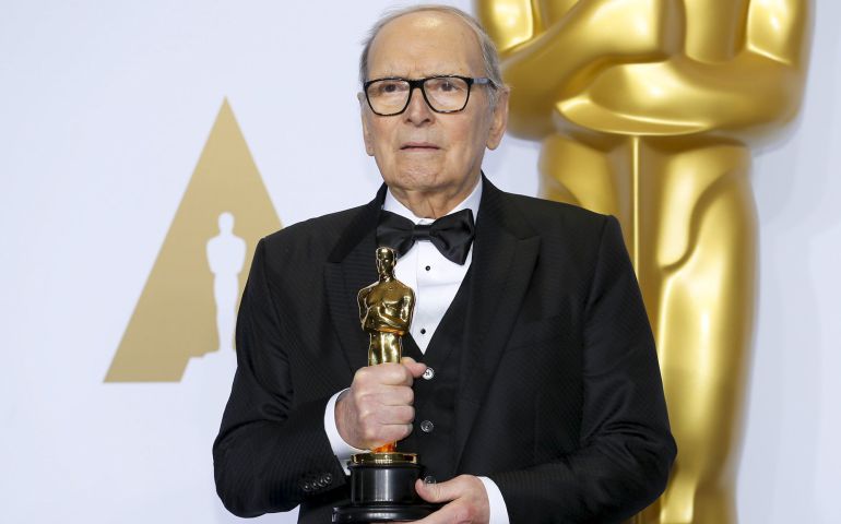 Ennio Morricone con su segundo Oscar, el primero por una Banda Sonora Original Ennio Morricone con su segundo Oscar, el primero por una Banda Sonora Original