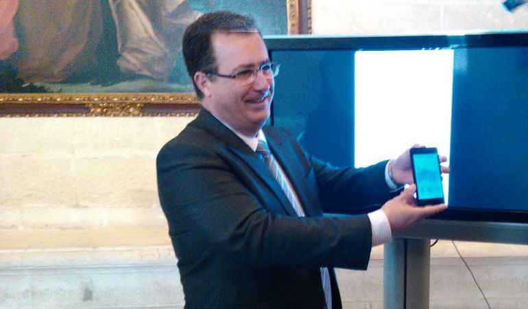 El delegado municipal de Fiestas Mayores, Seguridad y Movilidad, Juan Carlos Cabrera, muestra la app que ya conecta a las hermandades con el Cecop El delegado municipal de Fiestas Mayores, Seguridad y Movilidad, Juan Carlos Cabrera, muestra la app que ya conecta a las hermandades con el Cecop