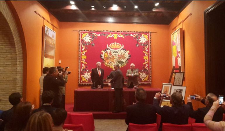 Juan Antonio Ruiz 'Espartaco' recoge el trofeo de Aula Taurina como autor de la 'Mejor lección torera' de 2015 Juan Antonio Ruiz 'Espartaco' recoge el trofeo de Aula Taurina como autor de la 'Mejor lección torera' de 2015