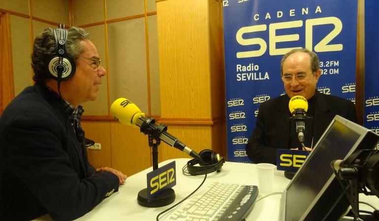 El arzobispo Juan José Asenjo Pelegrina conversa con Salomón Hachuel en la edición local del programa Hoy por Hoy El arzobispo Juan José Asenjo Pelegrina conversa con Salomón Hachuel en la edición local del programa Hoy por Hoy