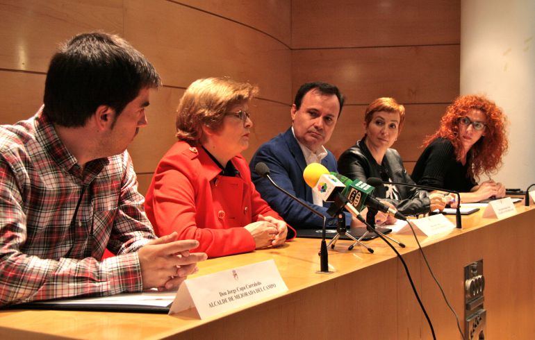 Los alcaldes de Coslada, San Fernando de Henares, Mejorada del Campo y Velilla de San Antonio junto a la presidenta de AFA Los alcaldes de Coslada, San Fernando de Henares, Mejorada del Campo y Velilla de San Antonio junto a la presidenta de AFA