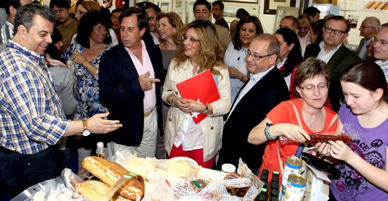 El alcalde de Alcobendas, Ignacio García de Vinuesa y el presidente de AICA, Javier Beitia conociendo los productos ofertados en Alcostock El alcalde de Alcobendas, Ignacio García de Vinuesa y el presidente de AICA, Javier Beitia conociendo los productos ofertados en Alcostock