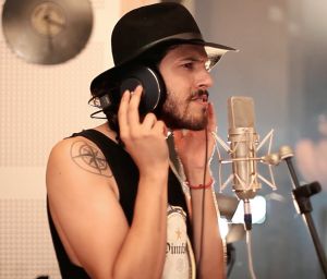 La música de cantautores es poesía cantada La música de cantautores es poesía cantada