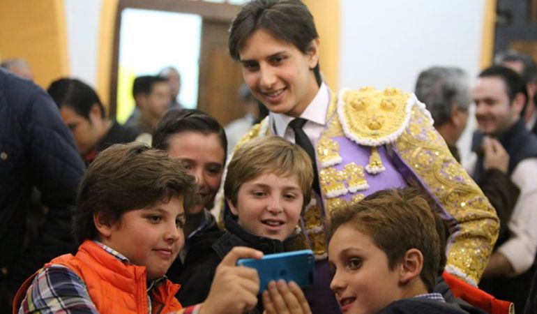Roca Rey recibe el premio de la tertulia taurina 'Los 13' Roca Rey recibe el premio de la tertulia taurina 'Los 13'