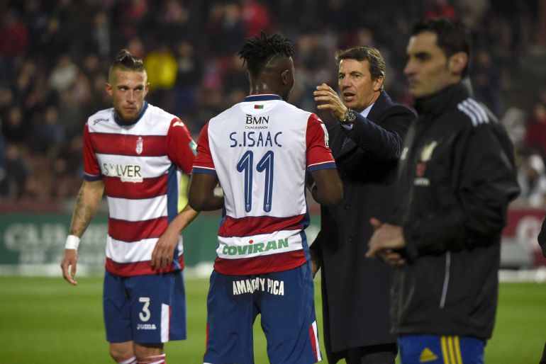 El entrenador del Granada José González (2d) da indicaciones al nigeriano Success (2i) El entrenador del Granada José González (2d) da indicaciones al nigeriano Success (2i)