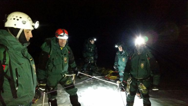 Rescate del montañero en Sierra Nevada(Granada) por la Guardia Civil Rescate del montañero en Sierra Nevada(Granada) por la Guardia Civil