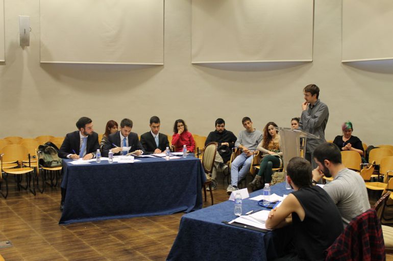 Dos equipos de debate discutiendo lo que hay que hacer en Siria Dos equipos de debate discutiendo lo que hay que hacer en Siria