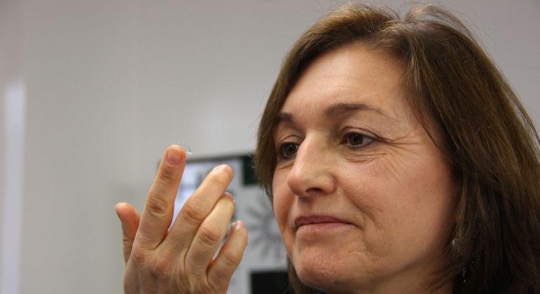 La profesora de la Facultat de Óptica de la UPC, Carme Serés, con la lente de contacto desarrollada por Jaume Pauné La profesora de la Facultat de Óptica de la UPC, Carme Serés, con la lente de contacto desarrollada por Jaume Pauné