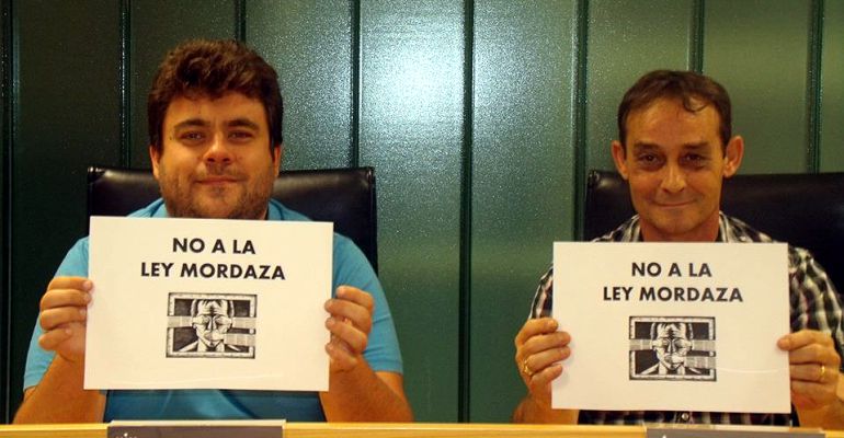 Los dos concejales de Sí Se Puede! Iván Cardador y Julián Serrano en una protesta contra la Ley Mordaza en julio de 2015 Los dos concejales de Sí Se Puede! Iván Cardador y Julián Serrano en una protesta contra la Ley Mordaza en julio de 2015