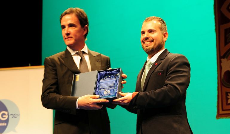 El presentador de El Larguero recibe el premio del presidente de ULEG, Carlos Delgado El presentador de El Larguero recibe el premio del presidente de ULEG, Carlos Delgado