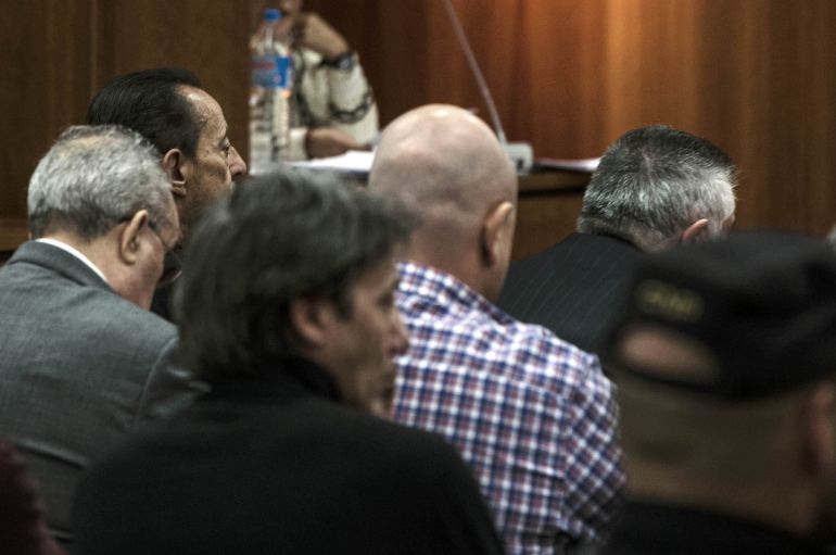 El exalcalde de Marbella Julián Muñoz (i), y el exasesor urbanístico y cerebro del caso "Malaya", Juan Antonio Roca (d), durante el juicio por la operación urbanística en la finca "El Pinillo" de Marbella (Málaga) El exalcalde de Marbella Julián Muñoz (i), y el exasesor urbanístico y cerebro del caso "Malaya", Juan Antonio Roca (d), durante el juicio por la operación urbanística en la finca "El Pinillo" de Marbella (Málaga)