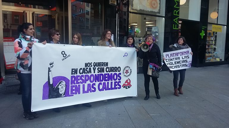 Las activistas en la protesta de la plaza de Lazúrtegui Las activistas en la protesta de la plaza de Lazúrtegui