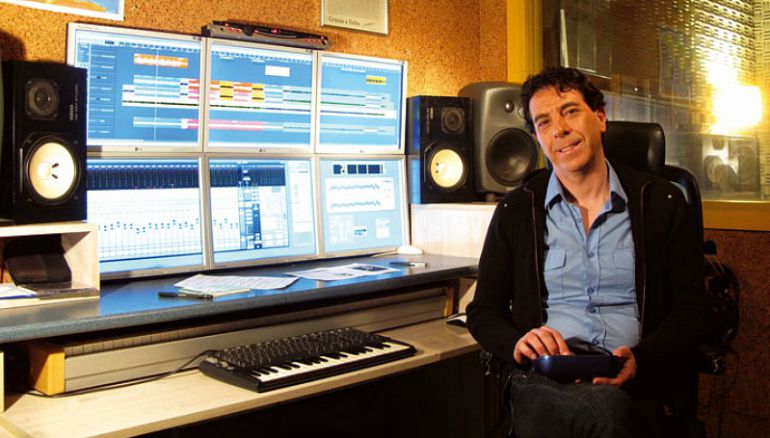 Armando Fernández, en su estudio de grabación Armando Fernández, en su estudio de grabación