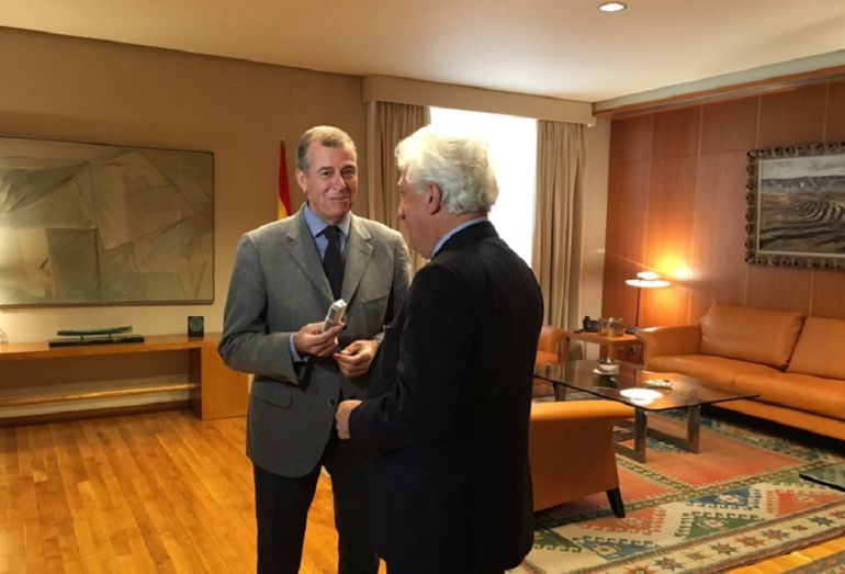 El Justicia de Aragón, de espaldas, entrega la memoria de 2015 al presidente de las Cortes, Antonio Cosculluela El Justicia de Aragón, de espaldas, entrega la memoria de 2015 al presidente de las Cortes, Antonio Cosculluela