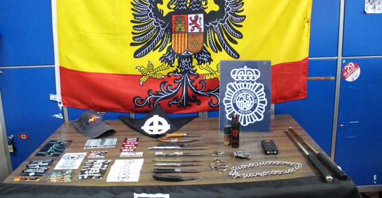 Armas blancas, defensas extensibles, pistolas eléctricas, sprays de defensa personal y diversa simbología de estética de extrema derecha intervenida a los detenidos en la operación contra Skin Retiro
Armas blancas, defensas extensibles, pistolas eléctricas, sprays de defensa personal y diversa simbología de estética de extrema derecha intervenida a los detenidos en la operación contra Skin Retiro