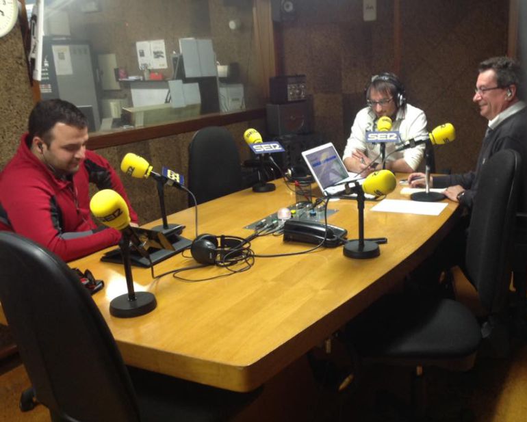 Diego, del Calavera 4x4 (izqda.) Iago Peleteiro (centro) y Pepe González (dcha.) durante la entrevista Diego, del Calavera 4x4 (izqda.) Iago Peleteiro (centro) y Pepe González (dcha.) durante la entrevista