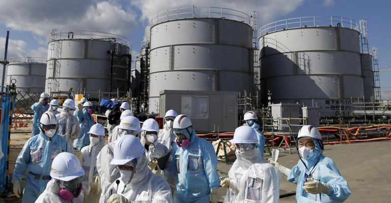 Tanques de almacenamiento de agua radiactiva en la central nuclear de Fukushima Daiichi Tanques de almacenamiento de agua radiactiva en la central nuclear de Fukushima Daiichi